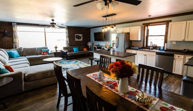 Riverfront Trailside Hotel Minutes to Fallingwater 3Bdrm/2 Bath Suite