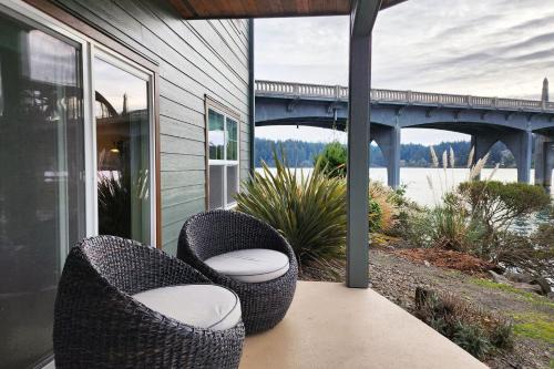 Riverfront Views, Walk to Old Town, Dog Friendly! The Tide That Binds