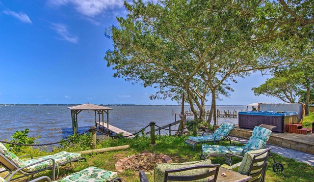 Riverfront Villa with Hot Tub & Fire Pit Access