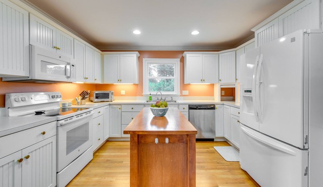 Riverfront Virginia Home - Dock, Fire Pit & Kayaks