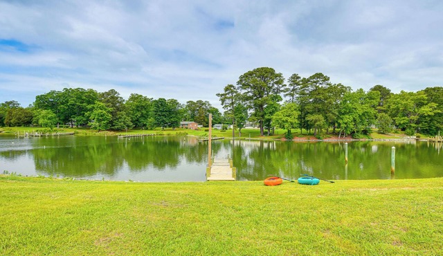 Riverfront Virginia Home - Dock, Fire Pit & Kayaks