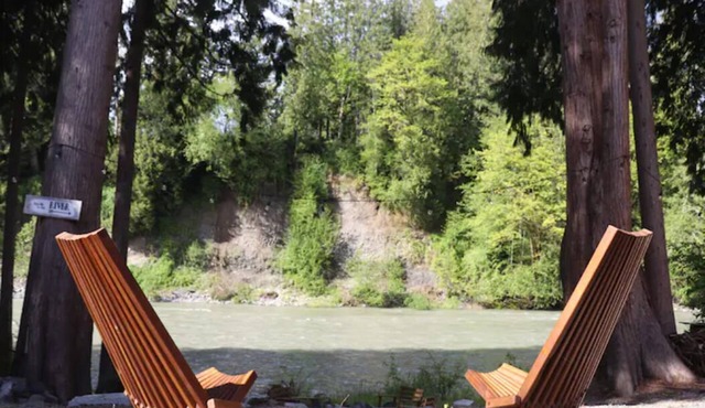 Riverfront w/Cedar Hot tub, Sauna, Movie Theatre