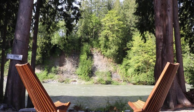 Riverfront w Cedar Hottub, Sauna, Movie Theatre