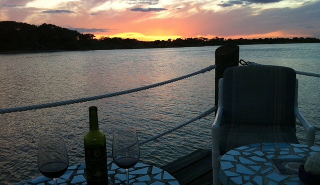 Riverfront with boat dock, sleeps 8, walking distance to beach. 14 NIGHTS FREE !