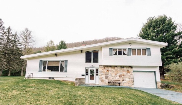 Riverfront with Pool & Grill | Canyon Creek Lodge