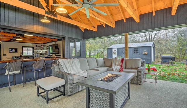 Riverfront Zanesville Getaway w/Private Bar!