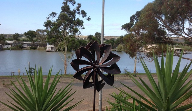 Riverglen retreat, marina frontage, river views, near The Bend Motorsport Park,