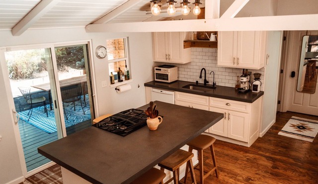 Riverhaus- Boutique 1BR w/Hot Tub Natural Sunlight