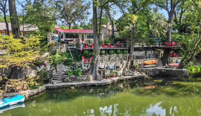Riverhaus on the Guadalupe:Kayaks, SUP, Canoe - Sleeps 8, King beds