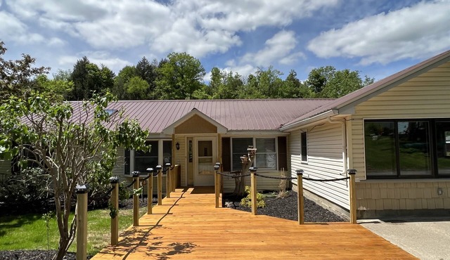 Riverhouse NEW renovation, riverfront, game rm, fishing, swimming, paddle sports