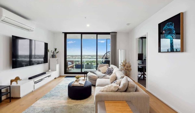 Riverina - Ultimate Footscray Getaway with parking!