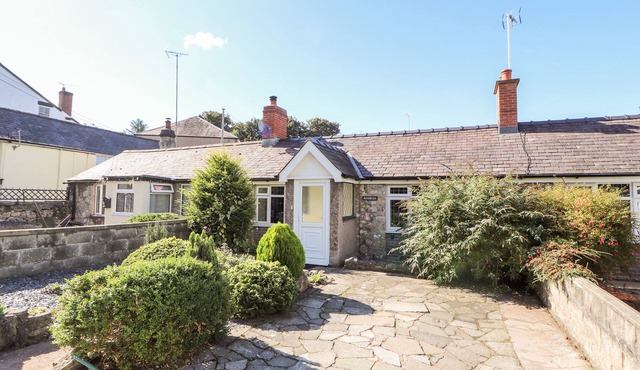 RIVERLEA, pet friendly, with open fire in Dyserth