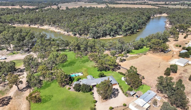 Riverlyne - Riverfront Holiday Home