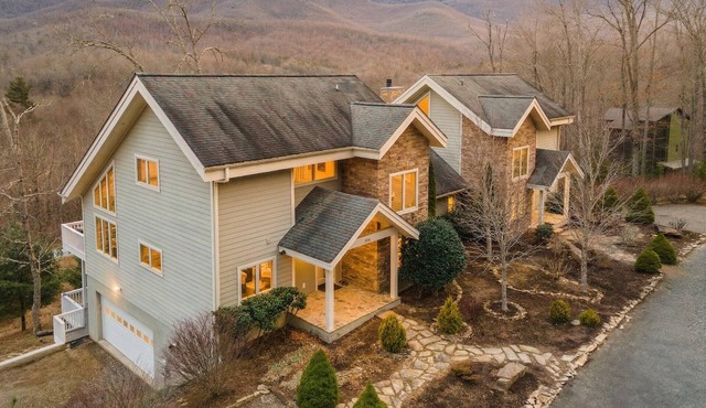 Riverrun Retreat Vacation Home -Multi family/group. Mt. Mitchell Views