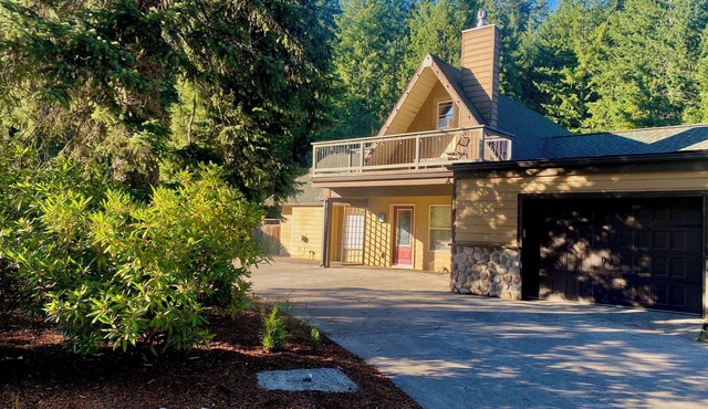 Rivers Chalet: An inspiring stay on the edge of the Gifford P. National Forest.