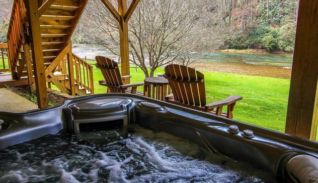 Rivers Edge - 4BR/2BA Riverfront w/Hot Tub, Fire Pit, Gas F/P Near Zaloo's!