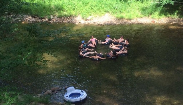 Rivers Edge Cabin, Swimming, Tubing, Fishing, Fire Pit, Grill, Wi-Fi, Relaxing!