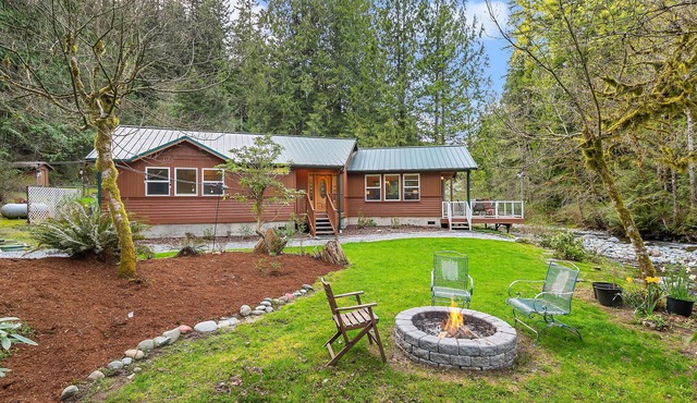Rivers Edge Retreat - Near Snoqualmie Pass Ski Area