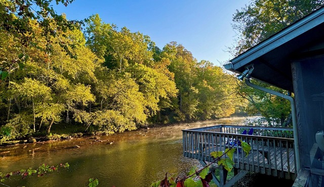 River’s Edge Retreat: Amazing Views, Screen Porch, Decks, Grill, Fish, One Floor