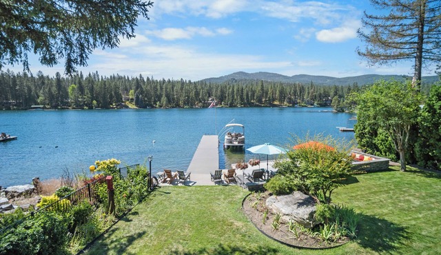 Rivers Edge Retreat, Luxury Waterfront Estate, Private Dock, Fire pit, Swimming