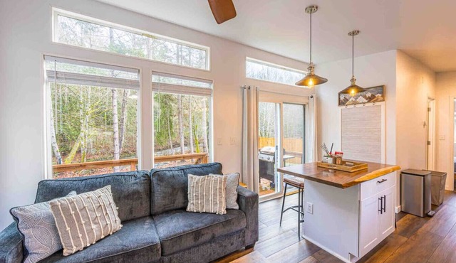 Rivers Edge:river side tiny home