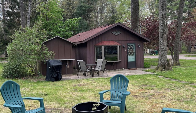 Rivers, lakes, and trails! Family friendly cozy cabin.