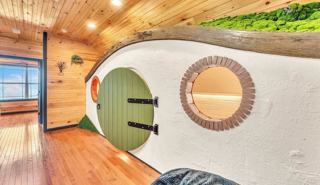 Rivers Ledge Cabin with breathtaking views, hot tub, & indoor pool!