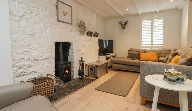 RIVERSDALE COTTAGE, pet friendly, with a garden in Wadebridge