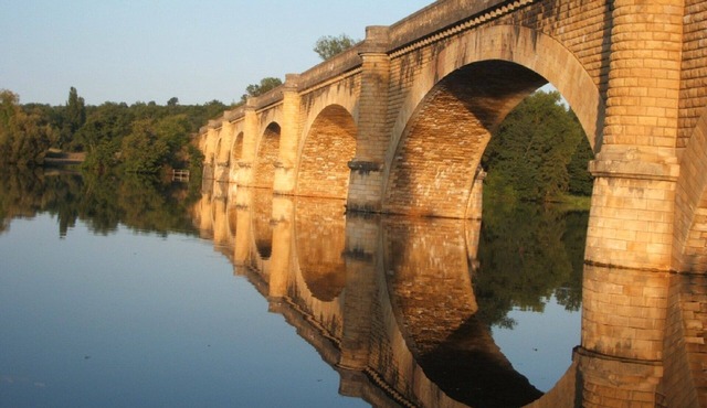 Riverside House with pool, 4 bedrooms, 3 bathrooms, spacious with all ammenities