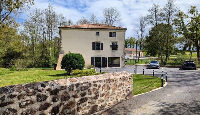 Riverside Cottage with Terrace, Internet, and Garden