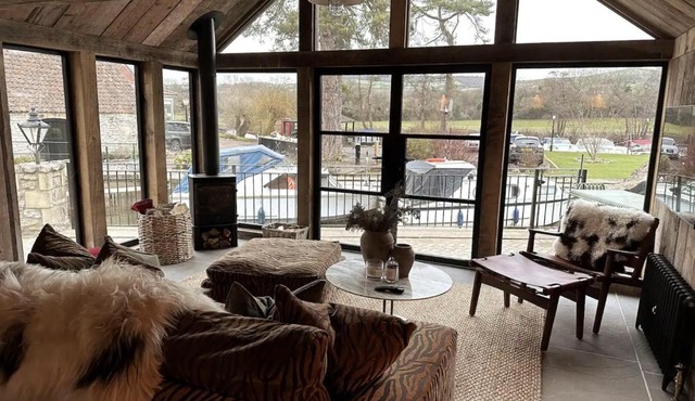 Riverside 2 Bed Cabin With Paddle Boards & Bikes