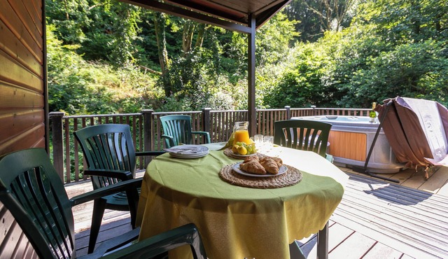 Riverside 2 Bed Lodge with Hot Tub. Walk to Lynton Centre. Free Parking.