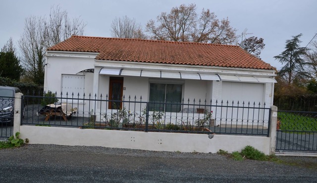 Riverside, 30mn La Rochelle/ile de ré, 500 M commerce; . animals accepted