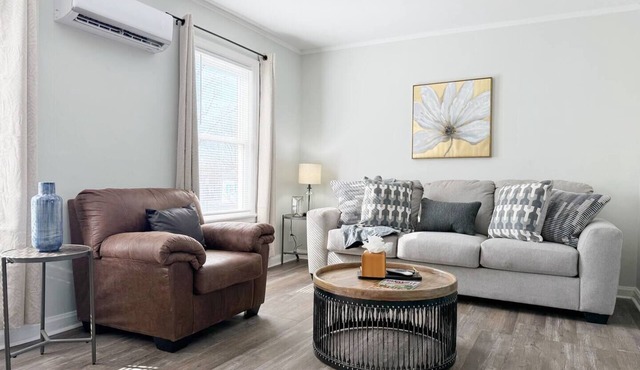 Riverside A2 - QUEEN 2BD/1BA Apt near River