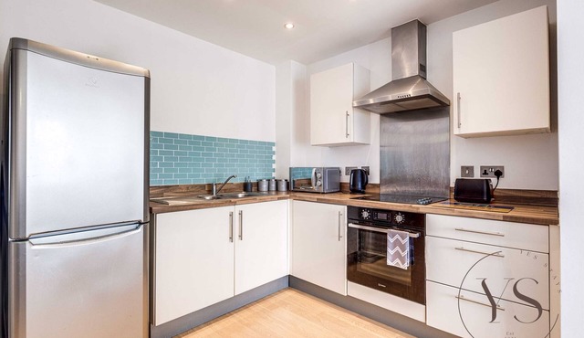 Riverside Apartment 2BR - Free Parking - Wi-Fi -Netflix