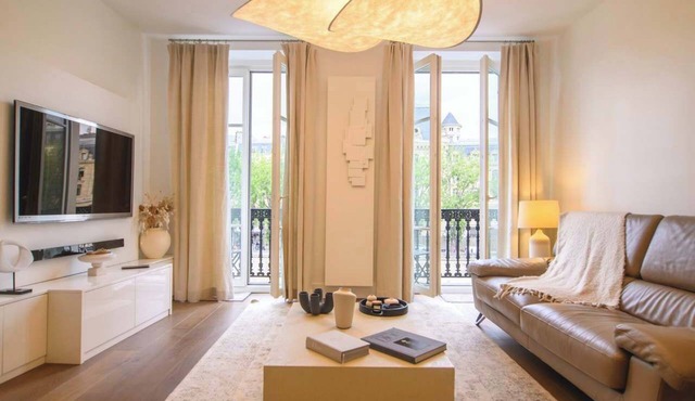 Riverside Apt with Balcony & Notre Dame Views