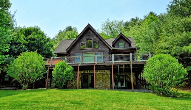 Riverside at Eagle Ridge-River Front Cabin w/Hot Tub, Pool Table, Fire Pit, AC