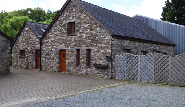 RIVERSIDE BARN, family friendly, character holiday cottage in Gilwern