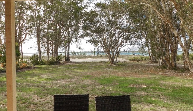 Riverside - Burrum Heads- Riverfront - 3BR - River Fishing.