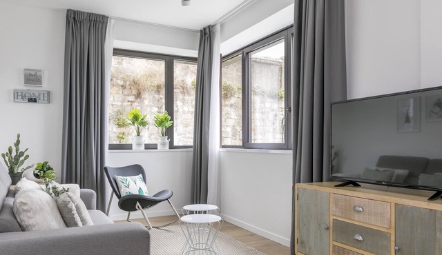 Riverside by Forever Rentals. Deluxe 2 bedroom apartment with views of Ría. Wifi