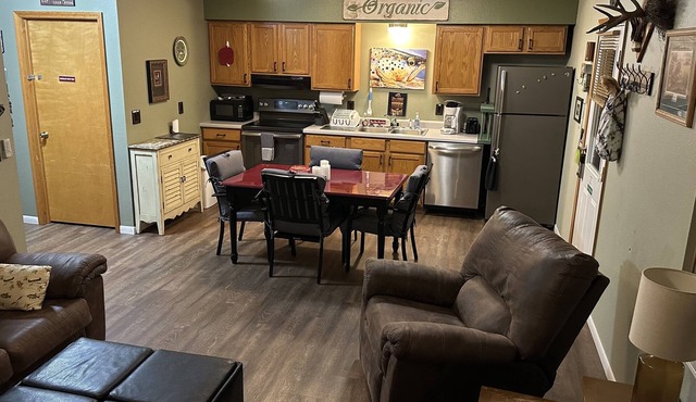 Riverside Cabin A 90FT to riversedge. Great Views of White River WIFI CABLE BBQ