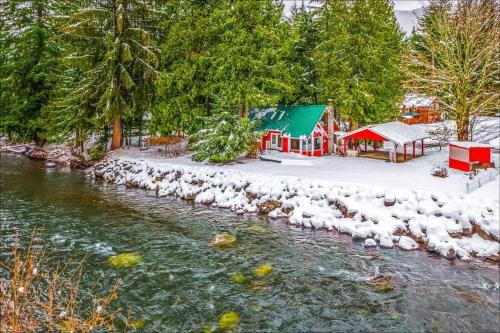 Riverside cabin near Mount Rainier with hot tub