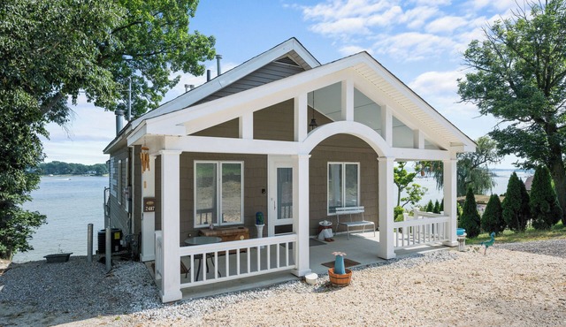 Riverside Calm, an entire house for you directly on the Maumee River.