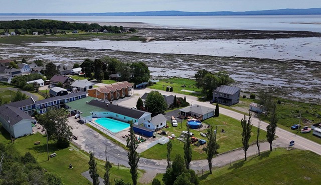 Riverside Condo with Pool | Les Voitures d'Eau