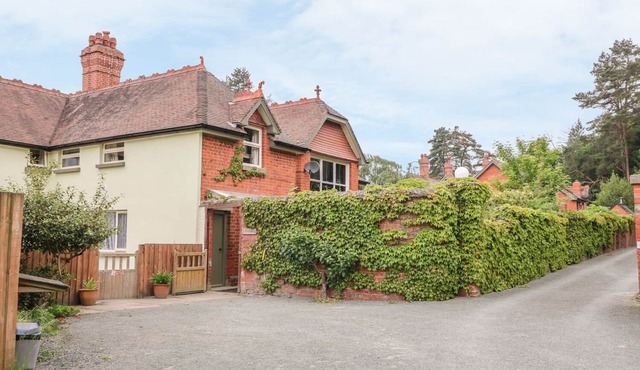 RIVERSIDE COTTAGE, pet friendly, with a garden in Llanwrthwl