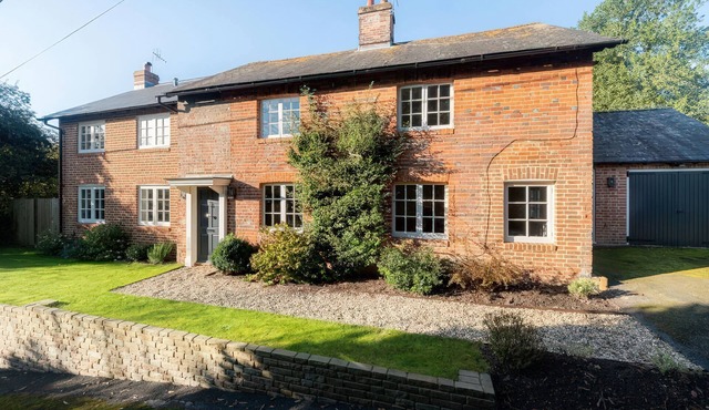 RIVERSIDE COTTAGE, with a garden in Marlborough, Wiltshire