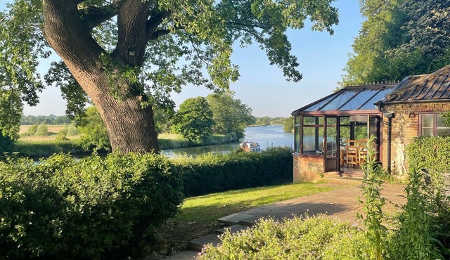 Riverside cottage in idyllic location with private mooring.Great for fishing!