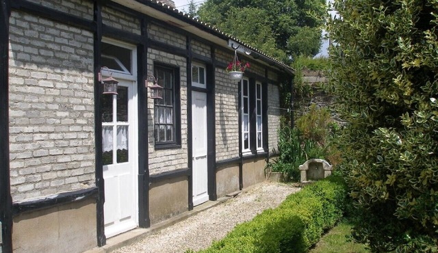 Riverside cottage in Medieval Josselin, great for sightseeing or relaxing