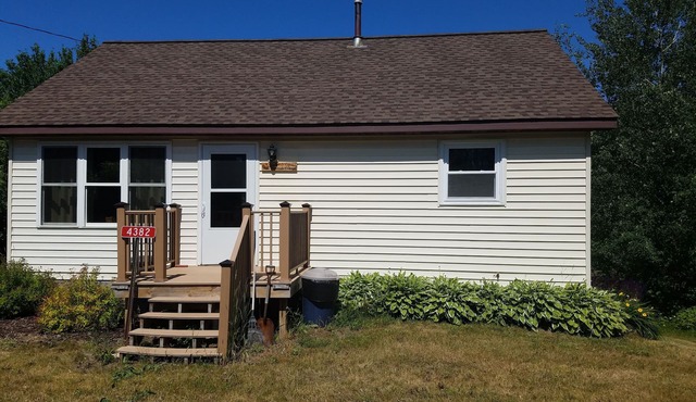 Riverside Cottage near snowmobile and atv trails and Mt. Bohemia with Wi-Fi!