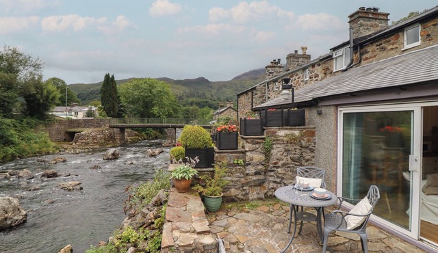 RIVERSIDE COTTAGE, pet friendly, with open fire in Beddgelert
